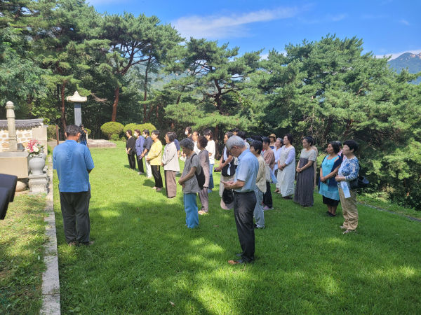 손병희 선생 묘지 앞에서 인사하고 있는 참가자들.  ⓒ최형미