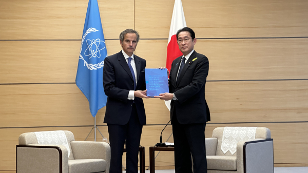라파엘 그로시(왼쪽) 국제원자력기구(IAEA) 사무총장이 4일 일본 도쿄의 총리 관저에서 기시다 후미오 일본 총리에게 IAEA의 후쿠시마 오염수 방류 종합보고서를 전달하고 있다. ⓒIAEA 홈페이지