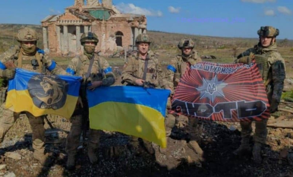 우크라이나군이 동도 도네츠크의 클리시치우카 마을 교회 앞에서 사진을 찍었다. ⓒ안드리 예르막 페이스북