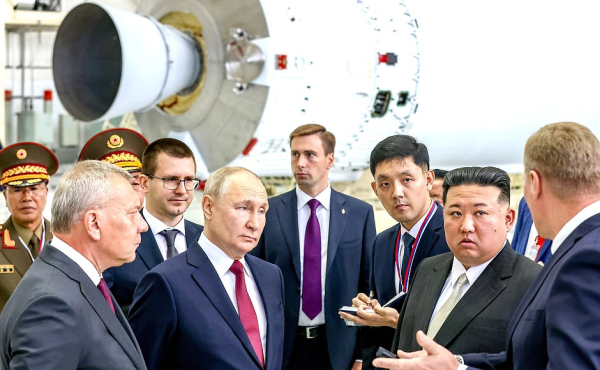 김정은 북한 국무위원장이 13일(현지시각) 러시아 극동 아무르주 보스토치니 우주기지에서 블라디미르 푸틴 러시아 대통령과 로켓 조립 격납고를 둘러보며 얘기하고 있다 ⓒ러시아 대통령실