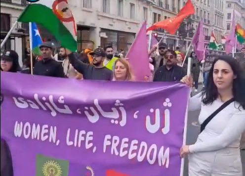 지난 18일(현지시각) 영국 런던에서 이란 여성 마사 아미니 1주기를 기리를 시위가 벌어졌다. ⓒHENGAW.NET 홈페이지