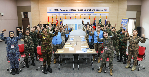 유엔 여군 평화유지요원 역량강화과정(Women’s Military Peace Operations Course, WMPOC)에서 참여한 군인들이 단체 사진을 촬영하고 있다. ⓒ유엔여성기구 제공