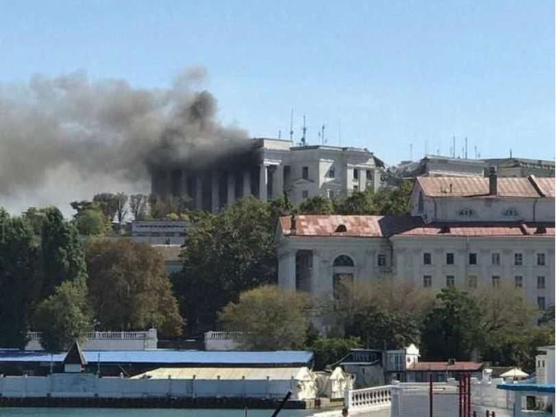 크름반도 병합 지역 세바스토폴에 있는 건물 위로 연기가 피어오르고 있다. ⓒ텔레그램