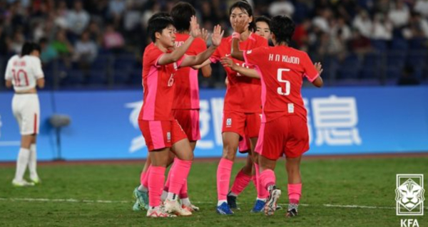 여자축구대표팀이 항저우 아시안게임에서 홍콩에 5-0 대승을 거두며 3전 전승으로 조별리그를 마쳤다. 홍콩전 승리 직후 환호하는 선수들.  ⓒ대한축구협회 제공