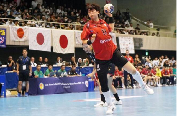 23일 일본 히로시마 마에다 하우징 동구 스포츠센터에서 열린 2024 파리 올림픽 아시아 예선 4차전 한국 대 일본 경기에서 류은희가 슛을 시도하고 있다. 이날 여자 핸드볼 대표팀은 일본에게 25-24로 승리하며 11회 연속 올림픽 본선 진출에 성공했다.  ⓒ대한핸드볼협회 제공