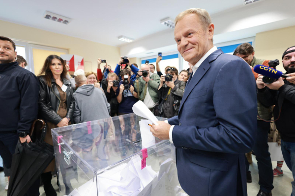 도널드 투스크 전 폴란드 총리가 15일(현지시각) 실시된 하원 총선거에서 투표하고 있다. ⓒX(트위터)