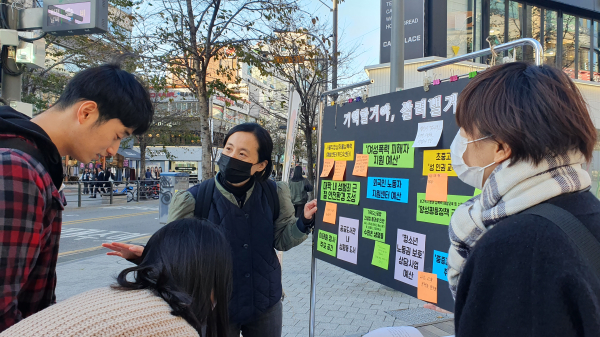 한국여성민우회는 20일 오후 서울 서대문구 신촌 명물쉼터에서 이같은 내용의 릴레이 말하기 대회 ‘반동을 저지하며 전진’을 개최했다. 사진은 사전행사에 참여하는 시민들의 모습. ⓒ이수진 기자