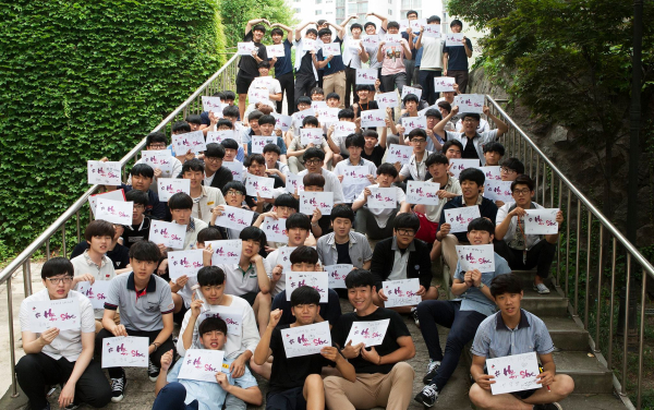 서울 마포구 아현산업정보학교 학생들이 자신이 서명한 히포시 사인지를 들고 환하게 웃고 있다. ⓒ여성신문