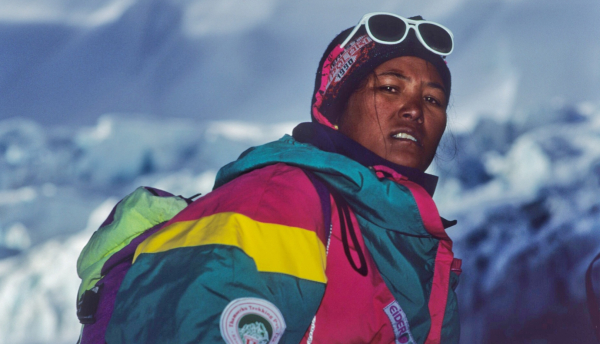 네팔 여성 최초로 에베레스트 정상에 오른 파상 라무 셰르파를 다룬 영화 ‘파상: 에베레스트의 그림자’(감독 낸시 스벤센) 스틸컷.  ⓒ울산울주세계산악영화제 제공