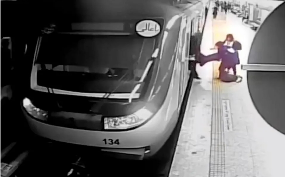 테헤란 지하철에서 도덕경찰에게 끌려나오는 아르미타 게라반드 ⓒIRINN 영상 갈무리