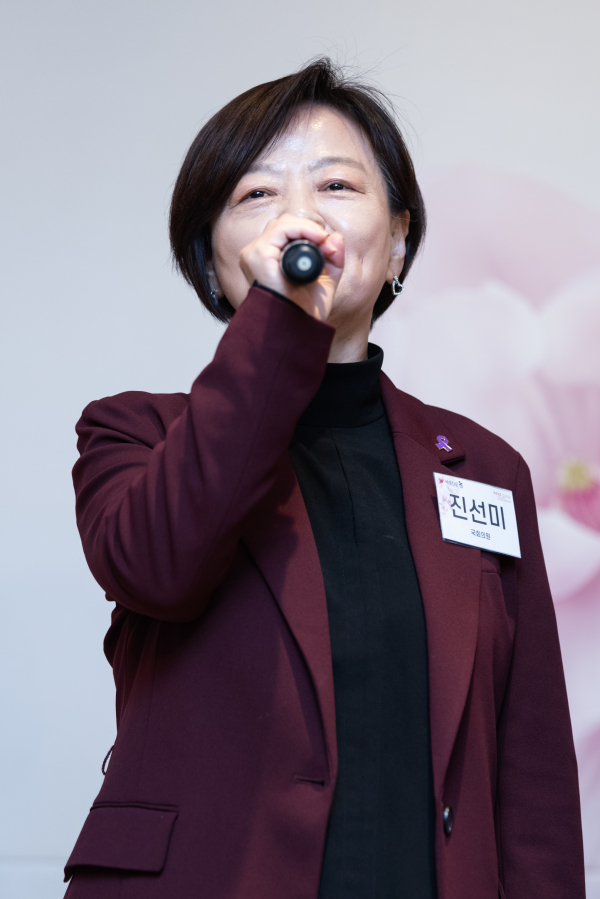 진선미 더불어민주당 의원이 30일 여성신문 창간 35주년 기념식에 참석했다. ⓒ송은지 사진작가·여성신문