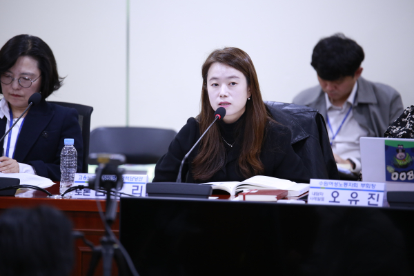 31일 서울 여의도 국회에서 열린 ‘민간 고용평등상담실 폐지를 막기 위한 토론회’에서 고용노동부 관계자가 발언하고 있다. ⓒ서울여성노동자회 제공