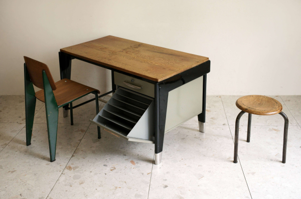 장 프루베(Jean Prouve), Dactylo Desk, 1940's, Oak, metal, 120.5 × 62 × 73 cm. 앤더슨씨 부스에서 만날 수 있다. ⓒ아트부산 제공