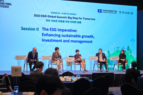 ‘2023 ESG 글로벌 서밋: 지속가능한 내일을 위한 위대한 걸음’을 주제로 열린 국제 컨퍼런스 세션 2 ‘지속가능성장 강화를 위한 ESG 투자와 경영의 핵심 가치 제고’ 참여자들. (사진 왼쪽부터)정병석 삼성물산 이사회 의장 겸 ESG 위원장, 원숙연 이화여대 교수, 헤니 센더 블랙록 고문, 김동수 김앤장 ESG 경영연구소장, 레베카 추아 프리미아 파트너스(Premia Parters) 창립자 ⓒ세계경제연구원