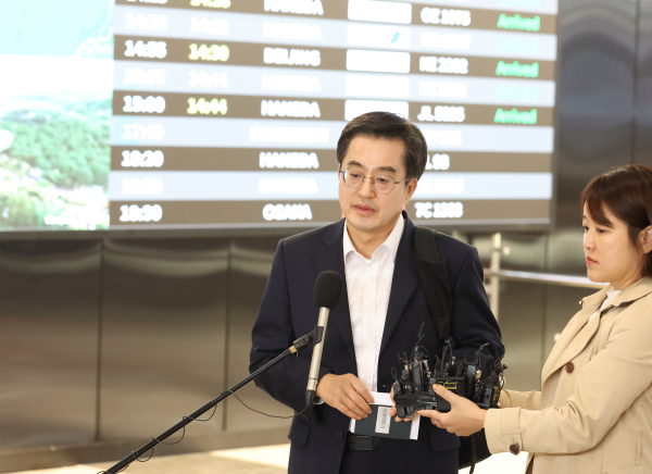 해외순방(중국)을 마치고 돌아온 김동연 경기도지사가 3일 김포국제공항에서 언론브리핑을 하고 있다.  ⓒ경기도