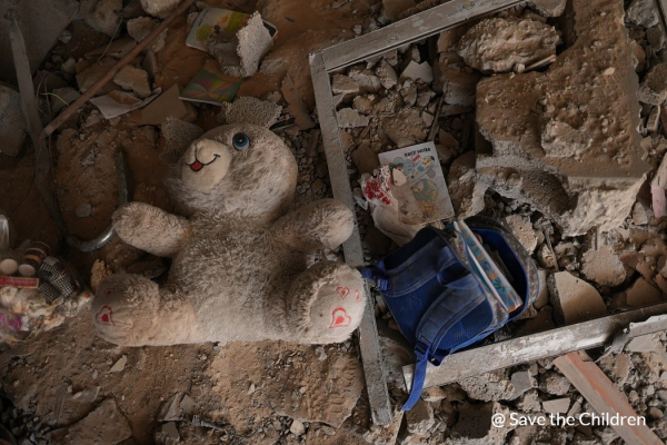 가자지구 공습 잔해에 놓인 아동의 책가방과 인형. ⓒ세이브더칠드런 제공