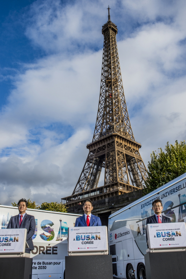 LG는 현지 시각 6일 프랑스 파리에서 ‘부산엑스포 버스’를 공개했다. 이날 행사에는 LG전자 파리법인장 김혁기 상무(왼쪽부터), 장성민 대통령 특사, LG전자 홍보대외협력센터장 유원 부사장 등이 참석했다. ⓒLG
