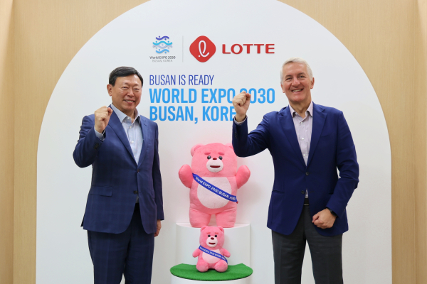 지난 6월 일본 교토에서 열린 소비재 포럼 CGF에서 신동빈 롯데 회장이 라몬 라구아르타 펩시코 CEO을 만나 2030부산세계박람회 유치 지지를 요청했다.  ⓒ롯데