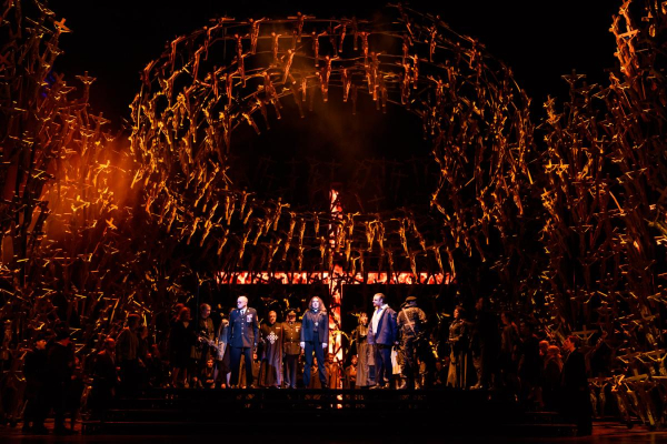 2016년 영국 로열오페라하우스에서 초연된 오페라 ‘노르마’의 한 장면. 수천개 십자가가 무대를 감싸고 있다. ⓒ예술의전당 제공