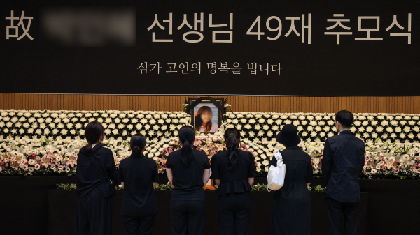 4일 오후 서울 서초구 서이초등학교에서 서이초 사망 교사 49재 추모제가 열린 가운데 동료 교사들이 헌화하고 있다. (공동취재사진)