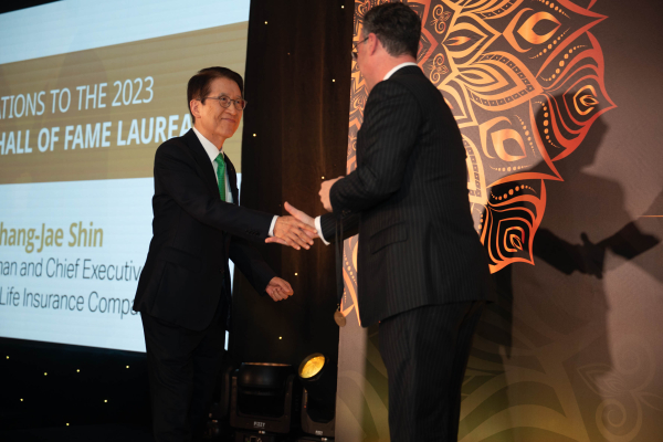 신창재(왼쪽) 교보생명 대표이사 겸 이사회 의장이 지난 6일 싱가포르의 힐튼 싱가포르 오차드 호텔에서 세계보험협회(IIS) ‘보험 명예의 전당 월계관상’을 받고 있다. ⓒ교보생명 제공