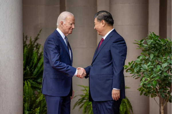 조 바이든(왼쪽) 미국 대통령이 15일(현지시각) 캘리포니아주 샌프란시스코 인근 우드사이드의 파이롤리 에스테이트에서 시진핑 중국 국가주석과 정상 회담 전 악수하고 있다. ⓒ백악관 제공