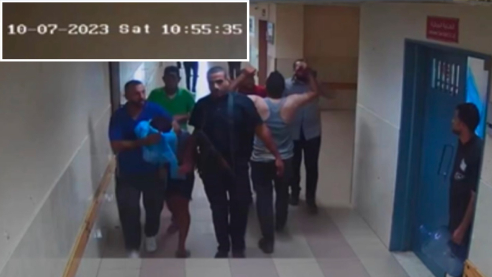 하마스 대원들이 알시피 병원으로 인질들을 데려오고 있는 모습이 담긴 10월 7일 녹화영상. ⓒ이스라엘방위군