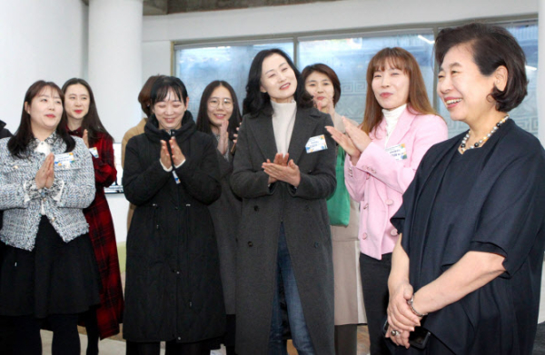 현정은 현대그룹 회장(사진 오른쪽 첫 번째)이 지난 17일 서울 소격동 아트선재센터에서 열린 여성리더십 프로그램에 참가해 직원들과 대화하고 있다. ⓒ현대그룹