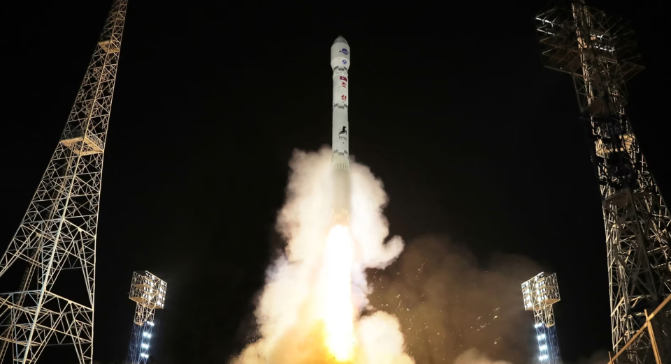 북한이 21일 오후 10시 42분쯤 평안북도 철산군 서해위성발사장에서 신형위성운반로케트 '천리마-1'형에 정찰위성 '만리경-1'호를 탑재해 성공적으로 발사했다고 조선중앙TV가 22일 보도했다 ⓒ조선중앙TV 갈무리