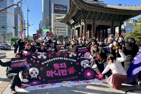 친족성폭력 생존자들과 시민들이 25일 오후 서울 종로구 보신각 앞에서 ‘제3회 친족성폭력피해자 생존기념축제 - 좋지 아니한家 : ‘정상가족’ 바깥의 우리들, 연결되자!’를 열었다. 생존자들과 연대하는 시민 50여 명이 참여했다. ⓒ이세아 기자