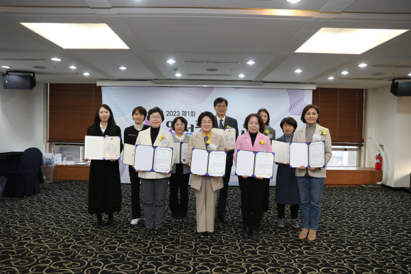 27일 서울 중구 프레스센터에서 열린 '제1회 양성평등정책대상' 시상식에서 수상자들이 단체사진을 촬영하고 있다. ⓒ여성신문