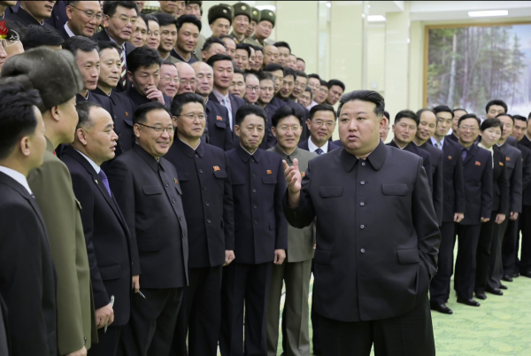 북한 조선중앙TV는 김정은 국무위원장이 23일 첫 군사정찰위성 '만리경 1호' 발사에 기여한 비상설위성발사준비위원회 성원들과 기념촬영을 했다고 24일 보도했다.  ⓒ조선중앙TV 캡처