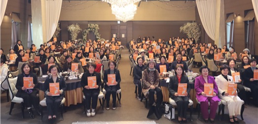 대구행복진흥원이 개최한 '2023 제3차 대구여성가족정책포럼 잇다’에 참석자들이 단체사진을 찍고 있다.   ⓒ대구행복진흥사회서비스원
