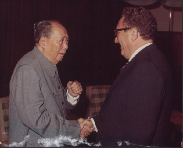 헨리 키신저는 1971년 중국을 비밀리에 방문해 모택동 중국 국가주석을 만났다. ⓒhenryakissinger.com