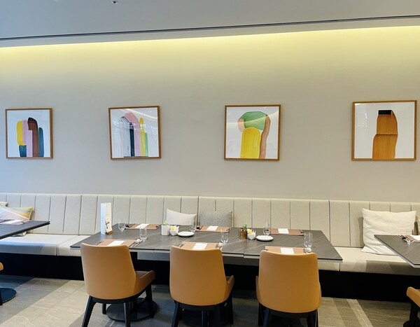 더블트리 바이 힐튼 판교 1층 레스토랑에 걸린 프랑스 디자이너 로낭 부홀렉의 드로잉 작품들. ⓒ이세아 기자