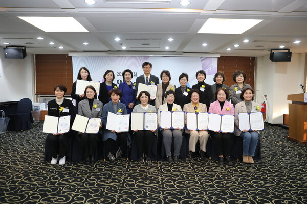 11월 27일 서울 중구 프레스센터에서 열린 '제1회 양성평등정책대상' 시상식에서 수상자들이 단체사진을 촬영하고 있다. ⓒ여성신문