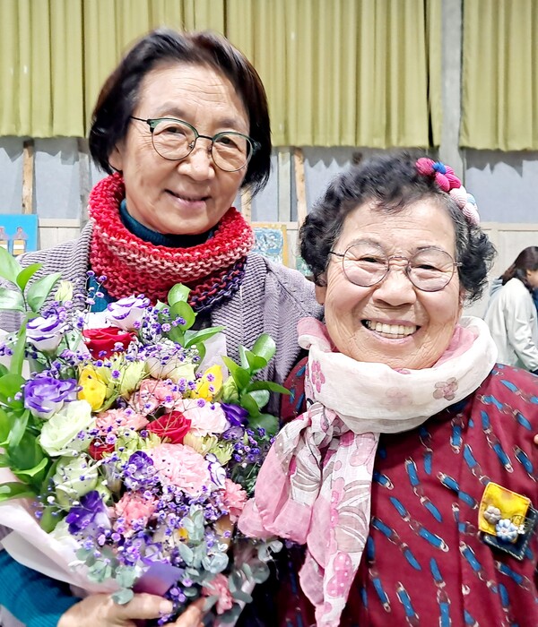 오프닝 행사에 참석한 홍태옥 할머니(오른쪽)와 조한혜정 연세대 명예교수. ⓒ이현숙 편집위원