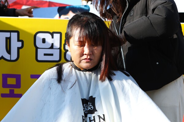 두 아이를 키우고 있는 김은진씨는 12일 서울 영등포구 국회의사당 앞에서 양육비 제도개선을 촉구하는 기자회견을 열고 삭발시위를 진행했다. ⓒ박상혁 기자
