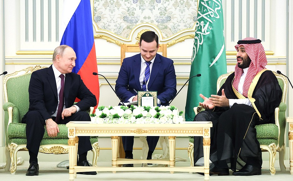 블라디미르 푸틴 러시아 대통령과 모하메드 빈 살만 사우디아라비아 왕세자가 6일(현지시각) 사우디 왕국에서 회담하고 있다. ⓒ러시아 대통령실