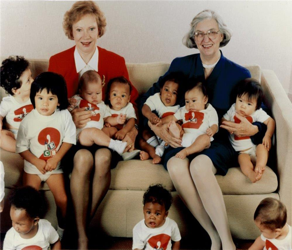 미국 제39대 대통령 지미 카터의 부인인 로절린 카터는 아칸소 주지사의 부인인 베티 범퍼스와 함께 1970년대부터 미국 아동의 홍역 백신 접종 확대에 힘썼다.