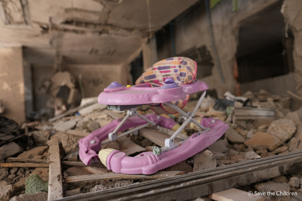 팔레스타인 가자지구 폭발로 무너진 집 잔해에서 발견된 유아용 보행기. ⓒBissan Owda/세이브더칠드런 제공