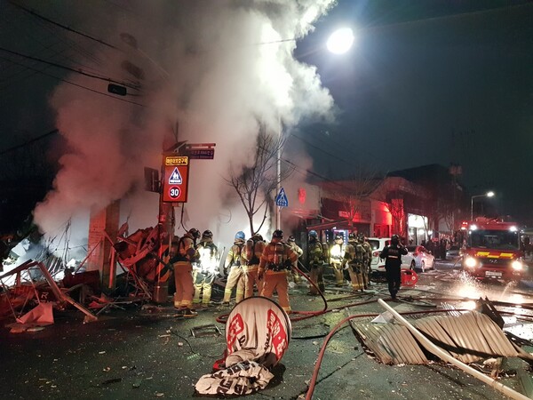 24일 오후 8시52분쯤 대전 대덕구 오정동에 있는 한 식당건물에서 폭발과 함께 화재가 발생했다. ⓒ소방청 제공