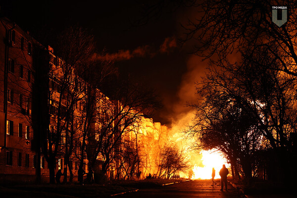 러시아군의 공격을 받은 헤르손의 건물이 불타고 있다.  ⓒ볼로디미르 젤렌스키 X(트위터)