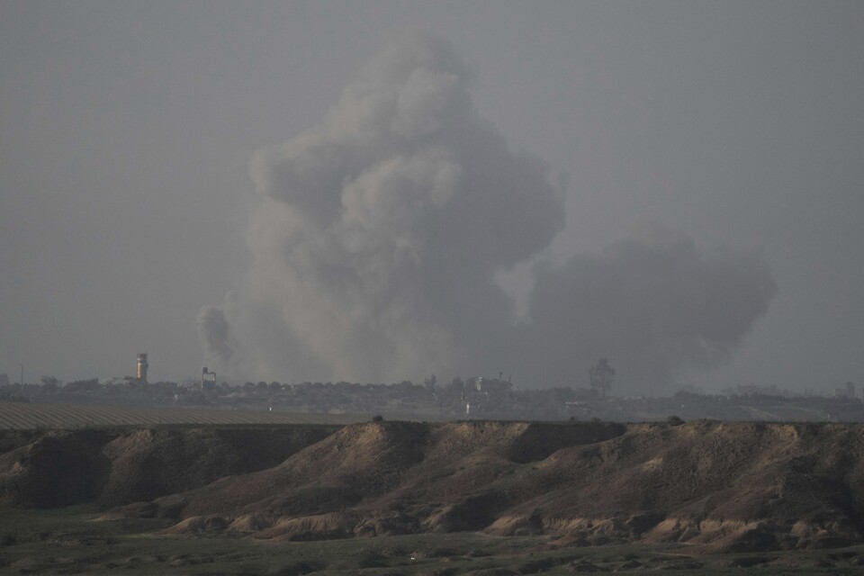 [가자지구=AP/연합뉴스]크리스마스인 25일(현지시각) 팔레스타인 가자지구에서 이스라엘의 폭격으로 연기가 피어오르고 있다.