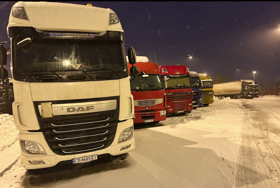 [코르초바=AP/연합뉴스] 우크라이나의 트럭들이 폴란드와의 국경 코르초바에서 우크라이나로 돌아가기 위헤 기다리고 있다.