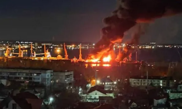우크라이나군의 공격을 받은 러시아 상륙함 노보체르카스크호에서 불길이 치솟고 있다.   ⓒ크리미안 텔레그램