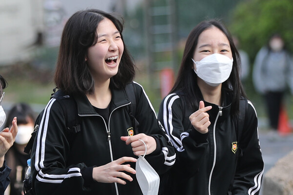 실외 마스크 의무 착용이 해제된 지난해 5월 2일 오전 광주 남구 동아여고·여중 앞에서 마스크를 벗은 학생들이 등교하고 있다. ⓒ연합뉴스