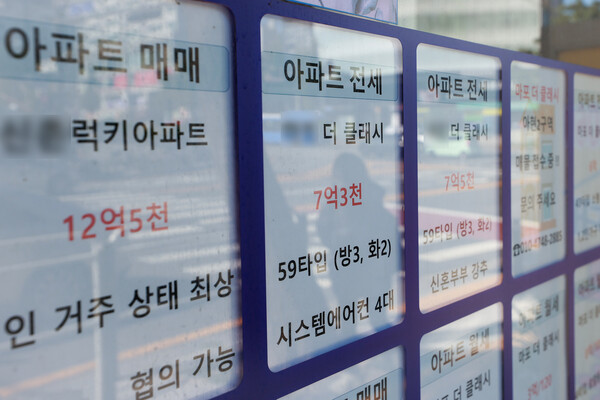 서울 시내 한 부동산중개업소에 붙은 전세 안내문.  ⓒ연합뉴스
