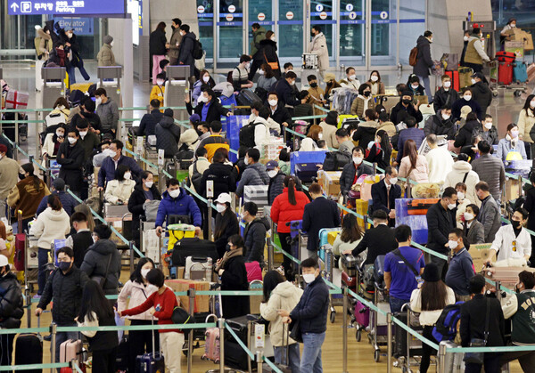 설 연휴를 이틀 앞둔 19일 오전 인천국제공항 제1여객터미널이 인파로 붐비고 있다.  ⓒ연합뉴스