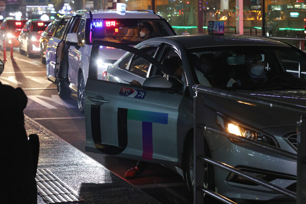 서울 시내 개인택시 부제가 전면 해제된 지난해 11월 10일 오후 서울역 택시 승강장에서 승객이 택시에 탑승하고 있다. ⓒ연합뉴스